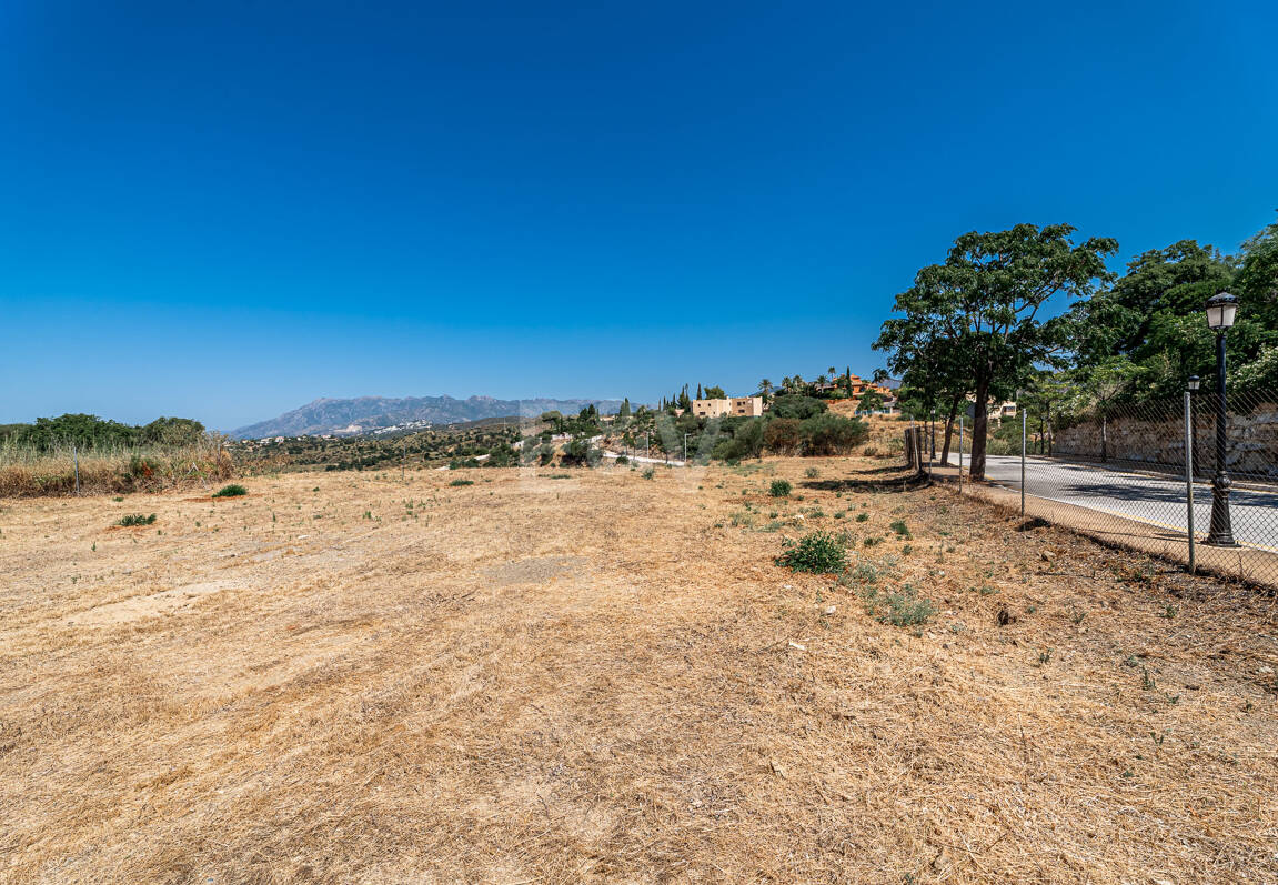 Grundstück in bester Lage mit Projekt für eine moderne Villa mit Meerblick