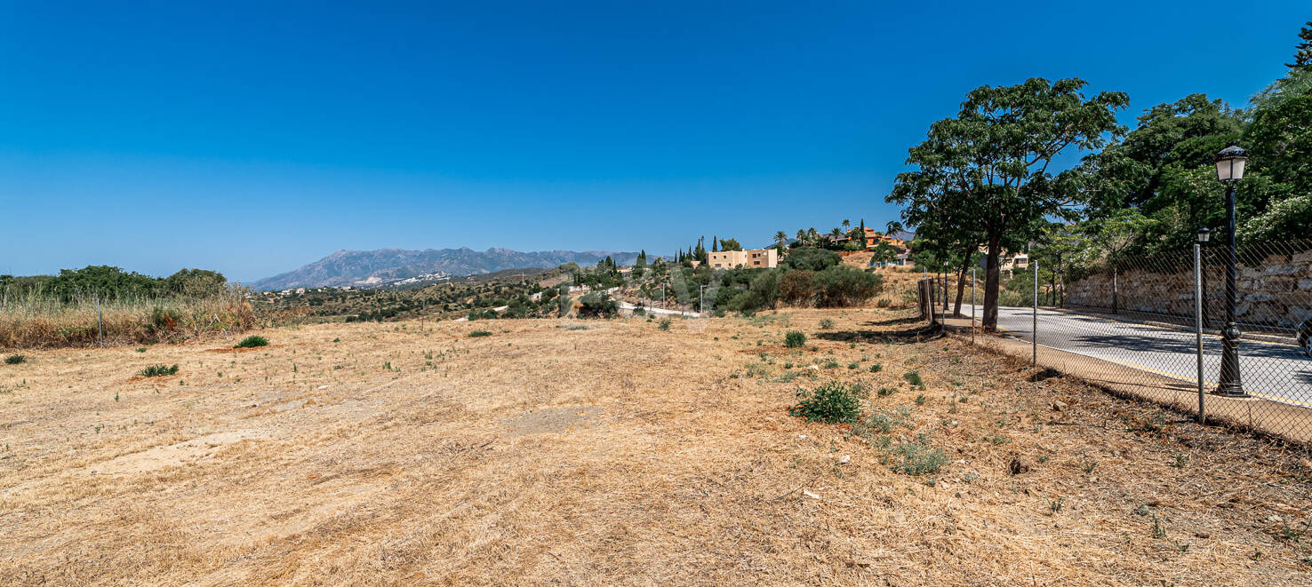 Grundstück in bester Lage mit Meerblick in Elviria