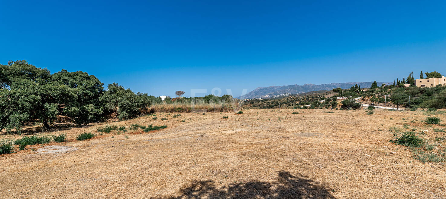 Grundstück in bester Lage mit Meerblick in Elviria