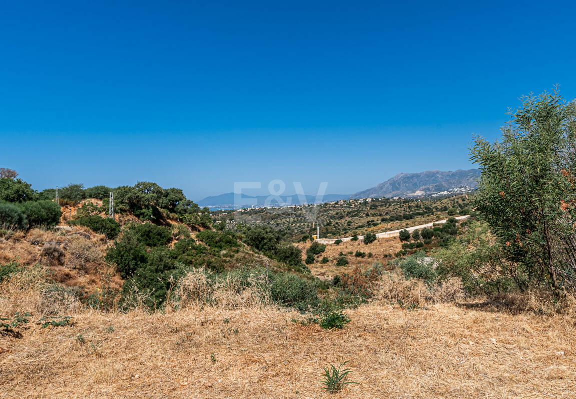 Grundstück in bester Lage mit Projekt für eine moderne Villa mit Meerblick