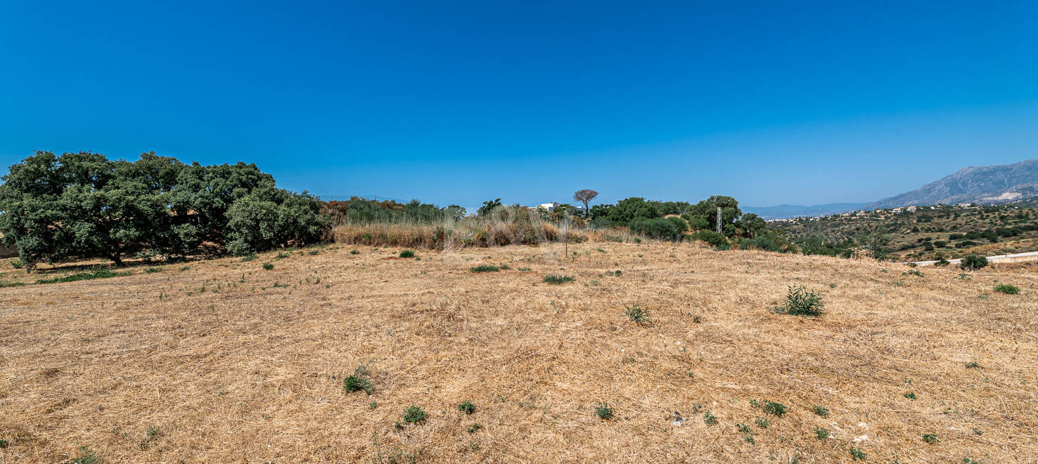 Grundstück in bester Lage mit Meerblick in Elviria