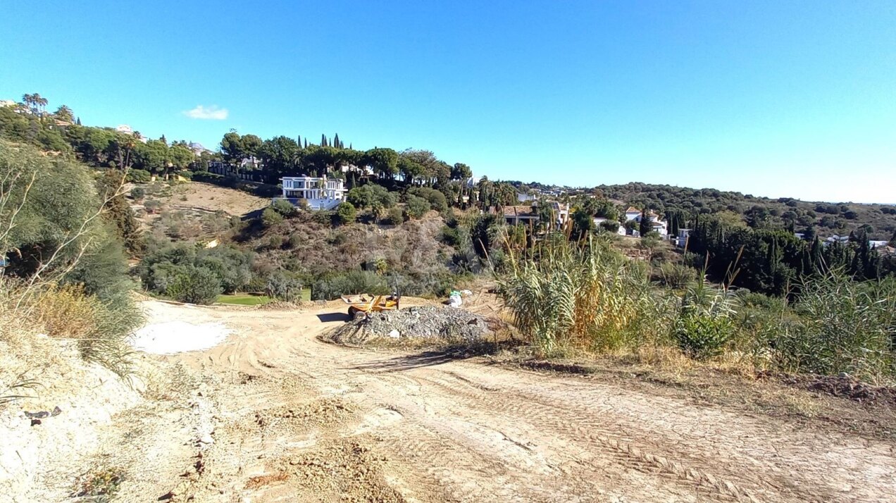 Frontline plot in Los Flamingos Golf with views