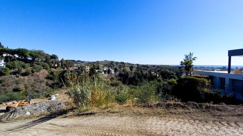 Frontline plot in Los Flamingos Golf with views