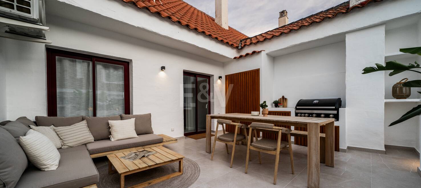 Stylish duplex penthouse in gated community near Puerto Banús
