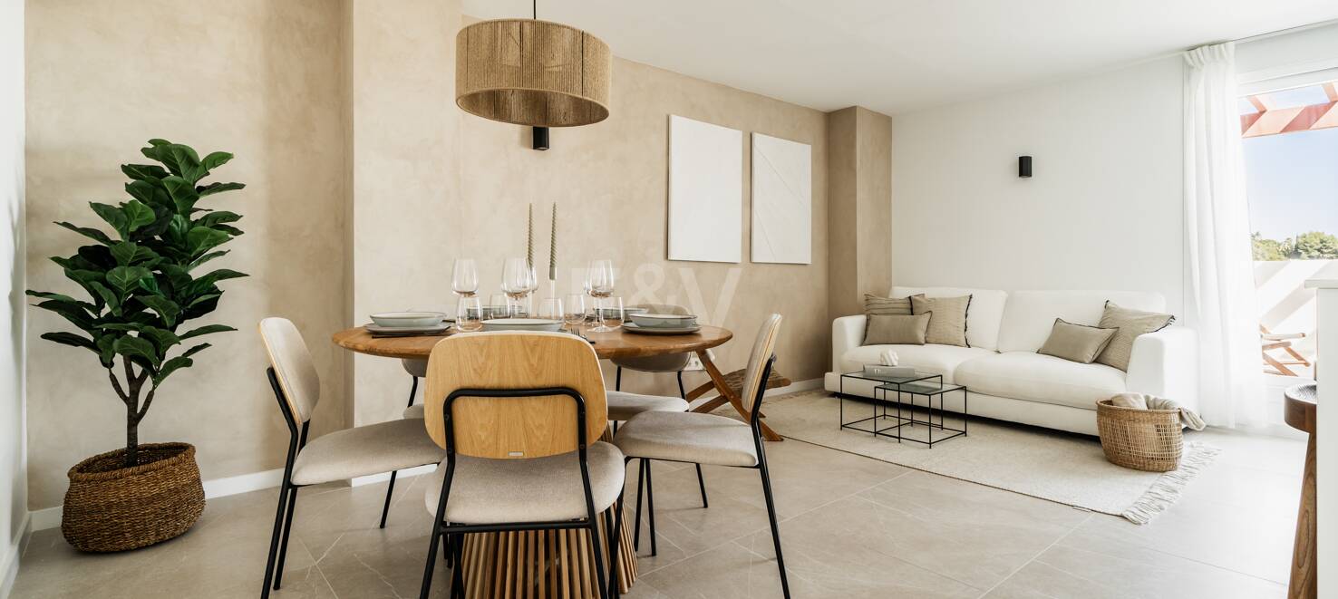 Stylish duplex penthouse in gated community near Puerto Banús