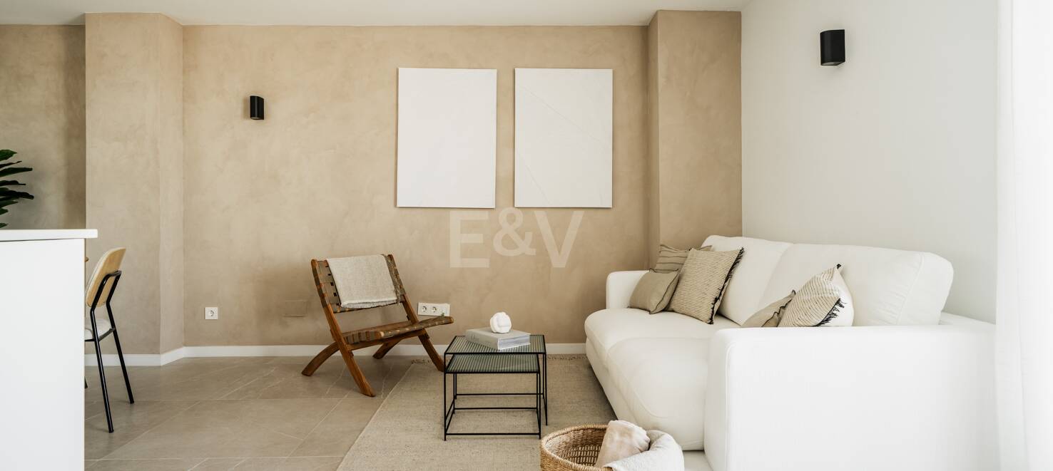 Stylish duplex penthouse in gated community near Puerto Banús