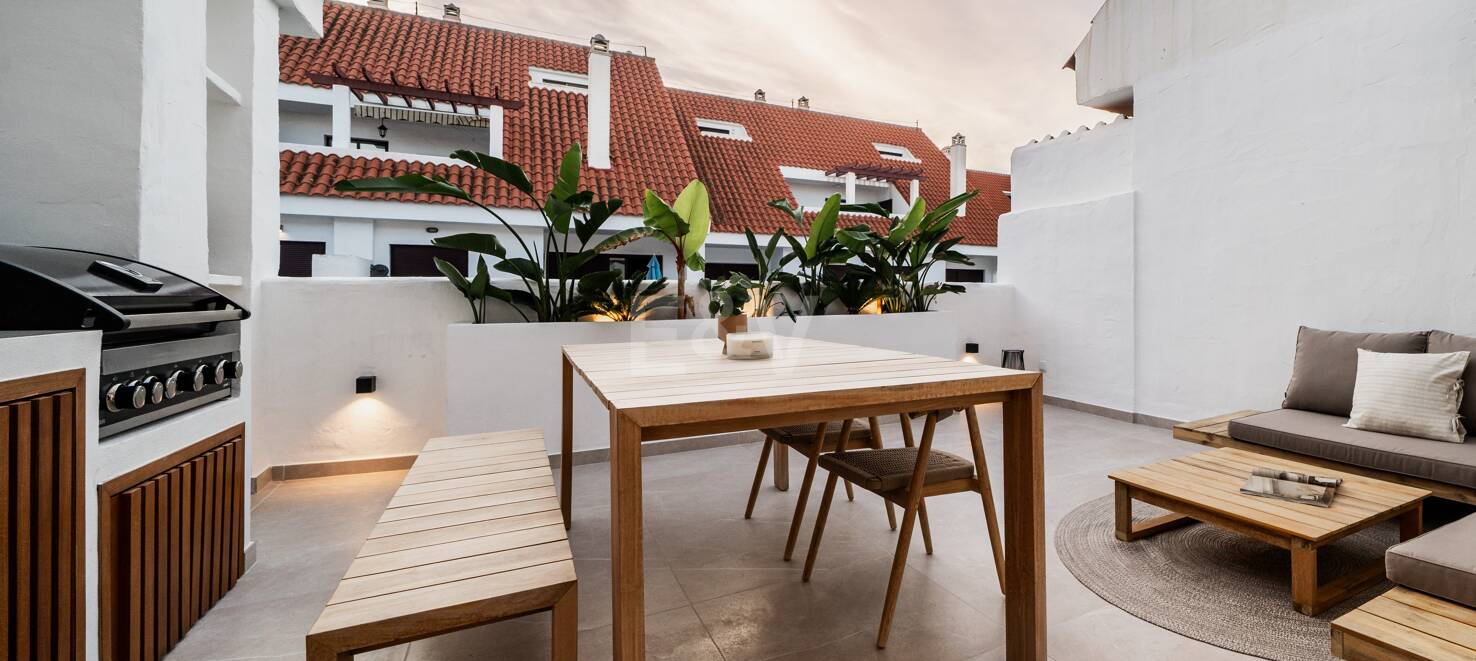 Stylish duplex penthouse in gated community near Puerto Banús