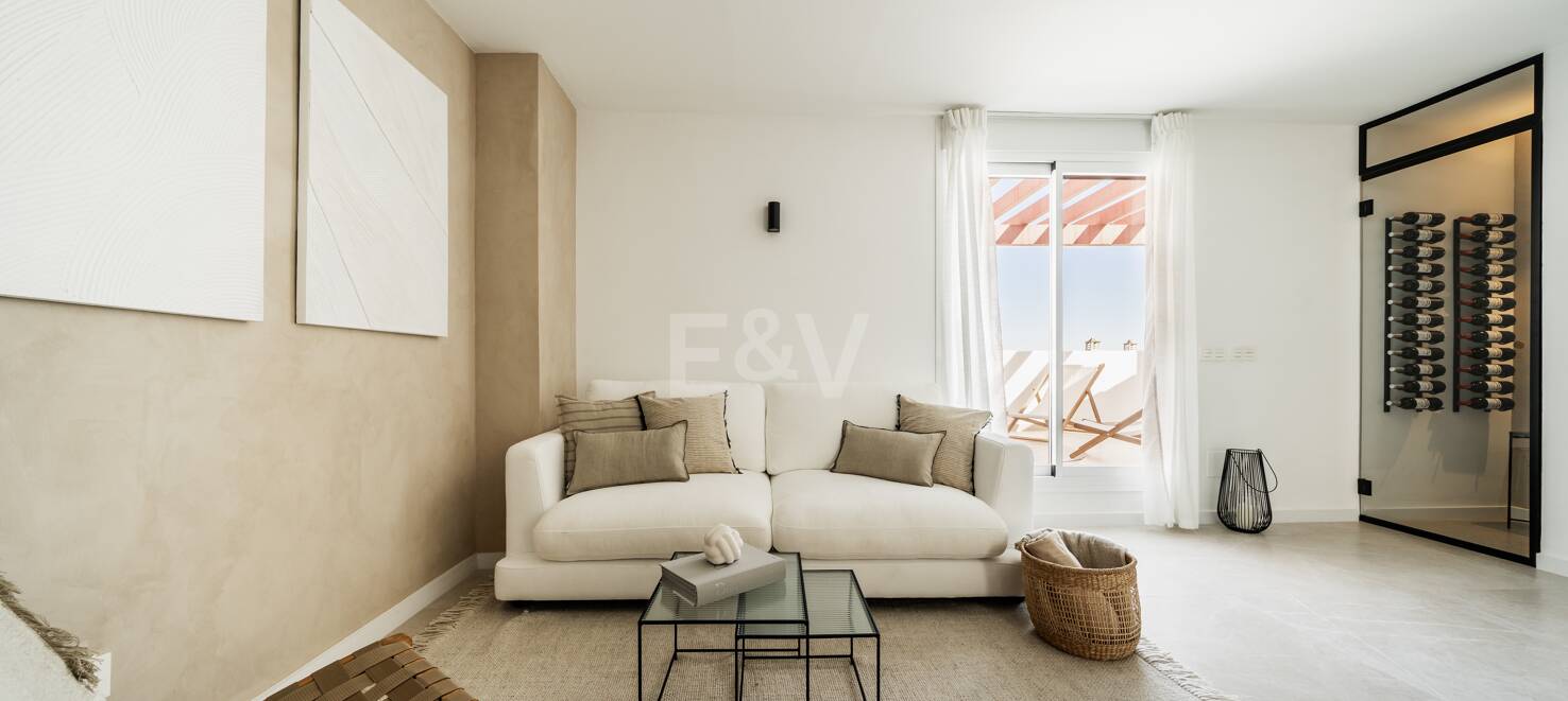 Stylish duplex penthouse in gated community near Puerto Banús