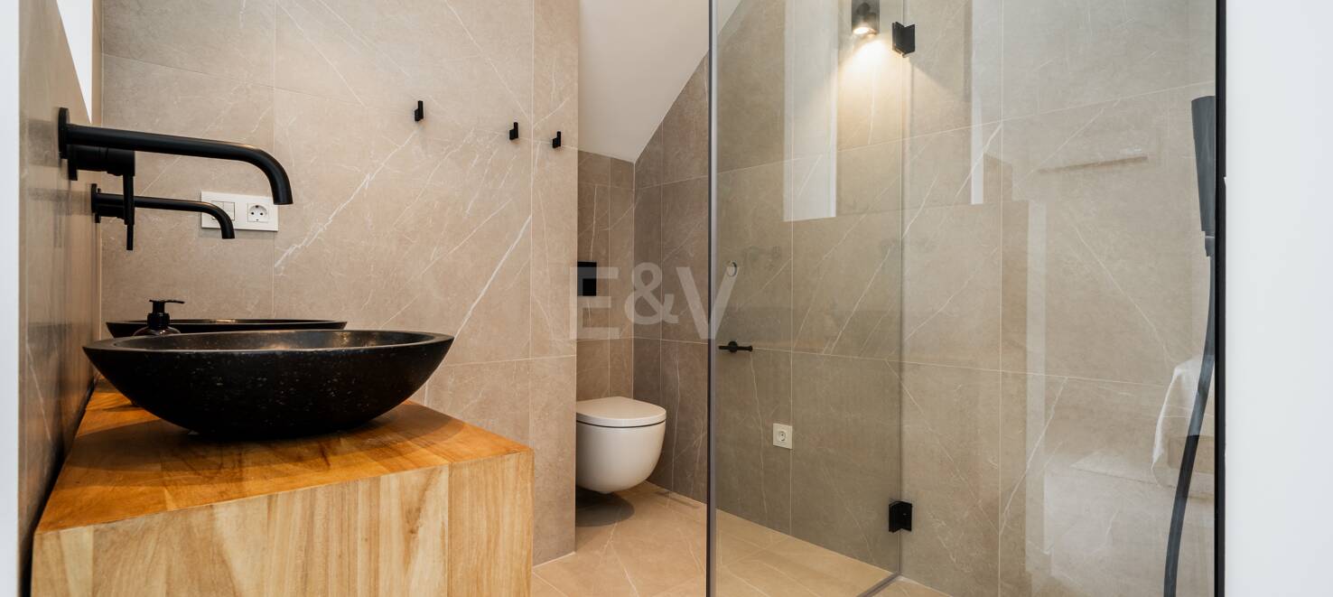 Stylish duplex penthouse in gated community near Puerto Banús