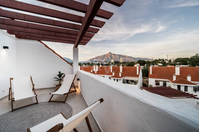 Penthouse duplex élégant dans une communauté fermée près de Puerto Banús