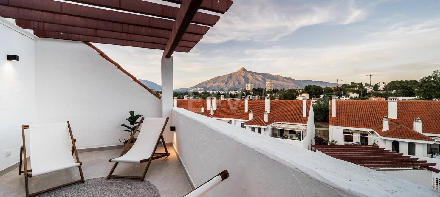 Stylish duplex penthouse in gated community near Puerto Banús