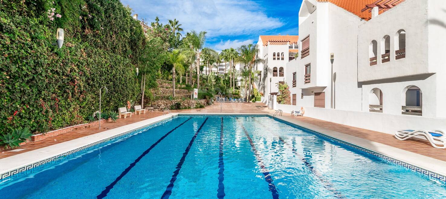 Stylish duplex penthouse in gated community near Puerto Banús