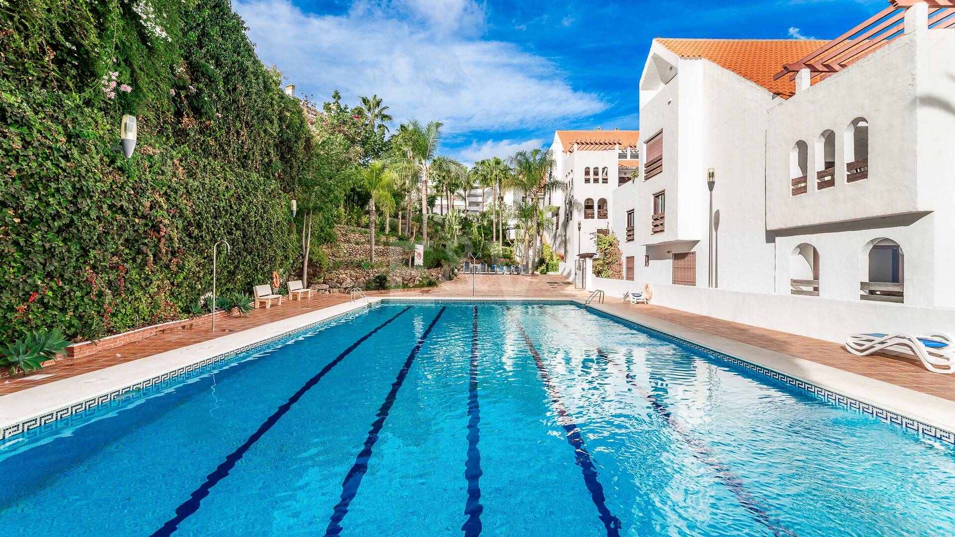 Penthouse duplex élégant dans une communauté fermée près de Puerto Banús