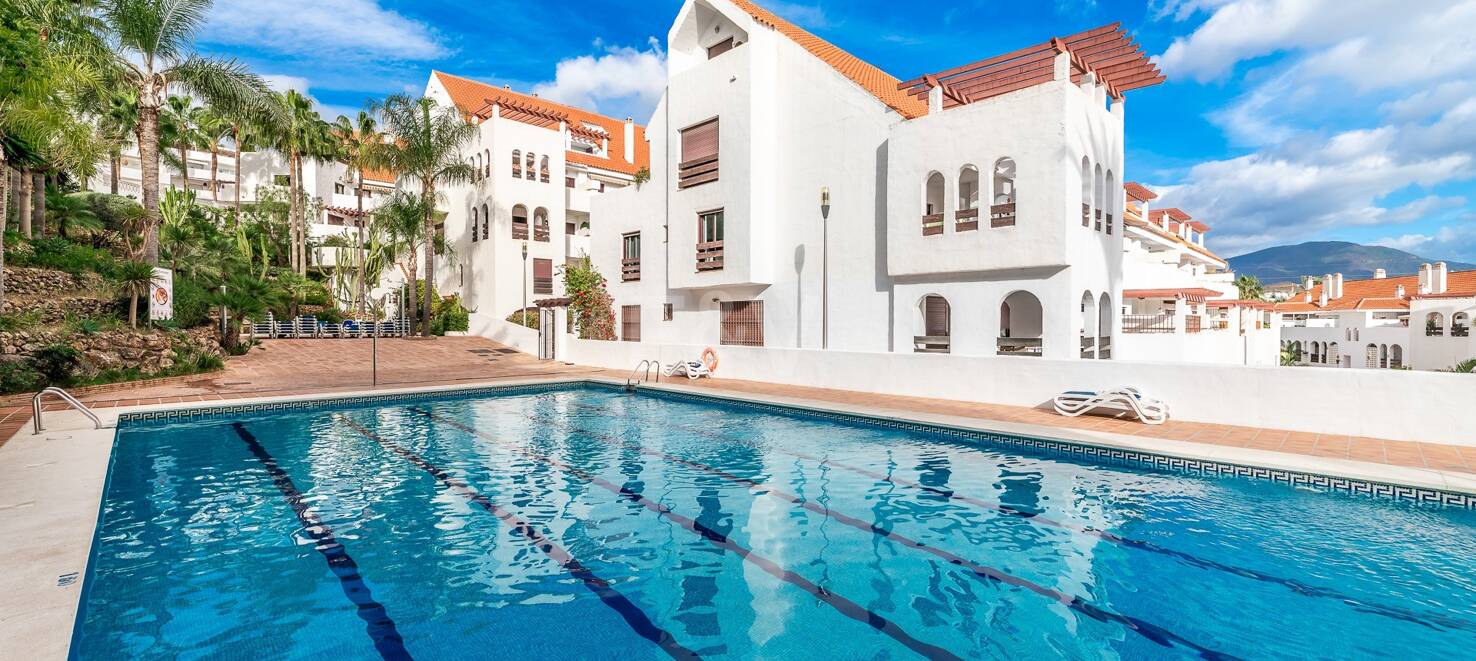 Stylish duplex penthouse in gated community near Puerto Banús