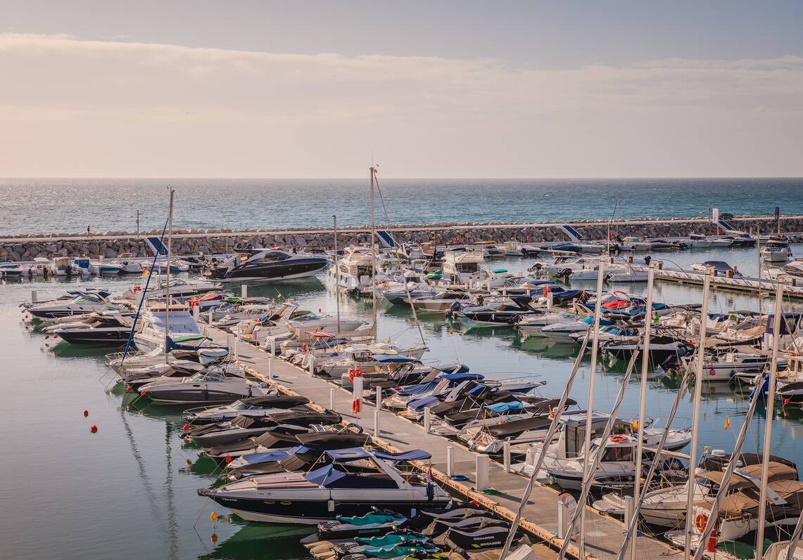 Lujoso Ático Dúplex en 1ª linea Puerto Banus con Vistas Panorámicas al mar