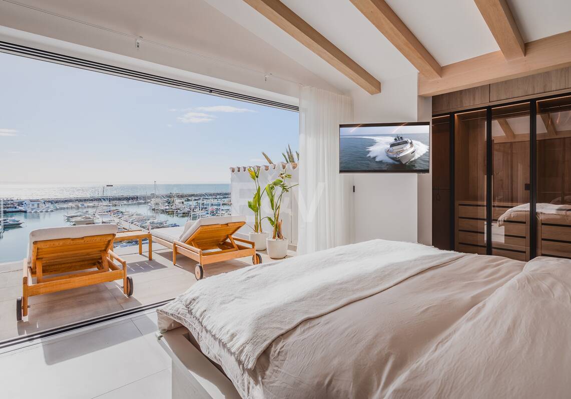 Lujoso Ático Dúplex en 1ª linea Puerto Banus con Vistas Panorámicas al mar