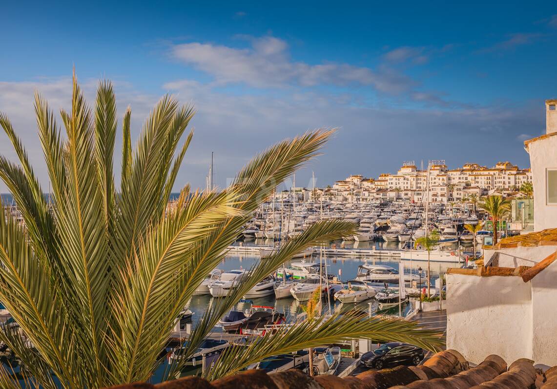 Lujoso Ático Dúplex en 1ª linea Puerto Banus con Vistas Panorámicas al mar