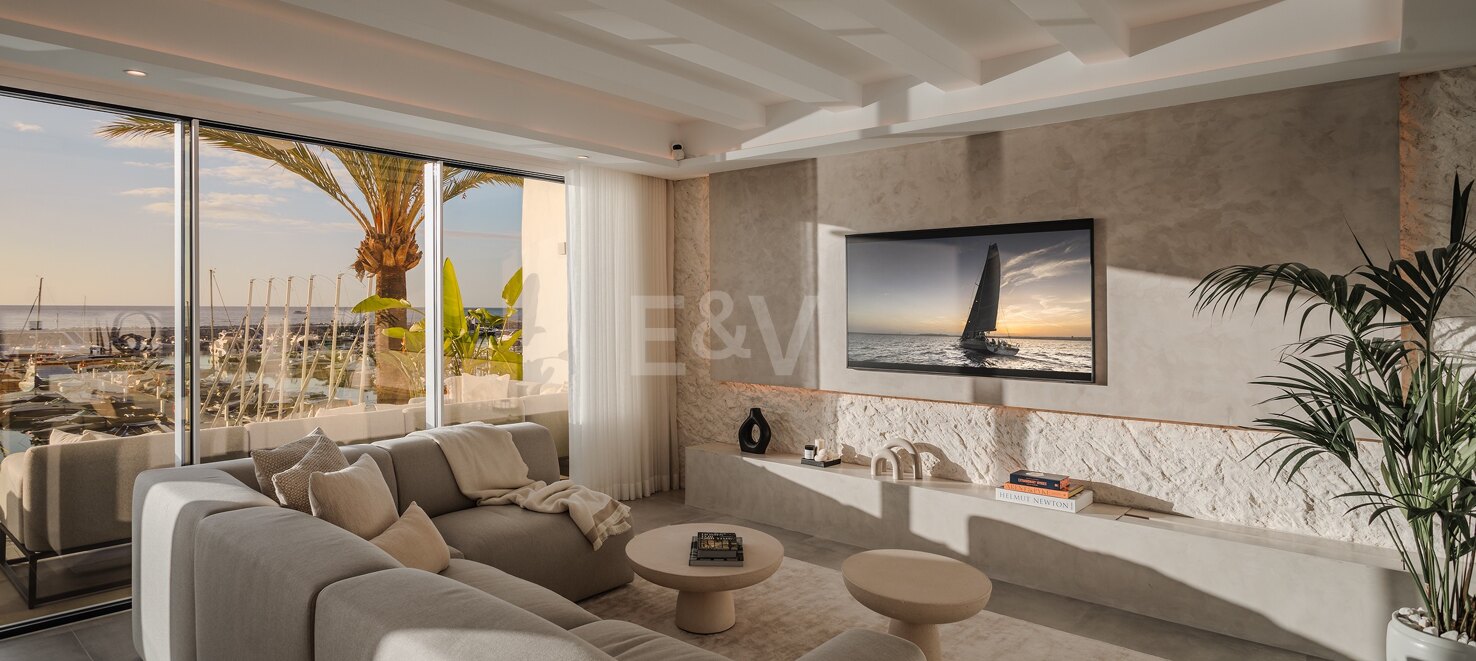 Lujoso Ático Dúplex en 1ª linea Puerto Banus con Vistas Panorámicas al mar