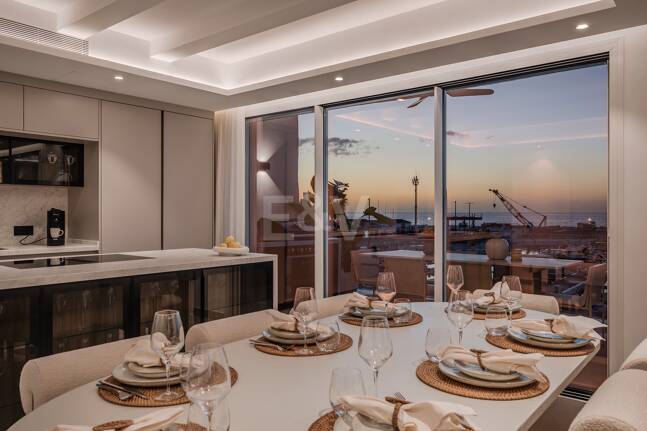 Lyxig Waterfront Duplex Penthouse i Puerto Banus med utsikt över hamnen