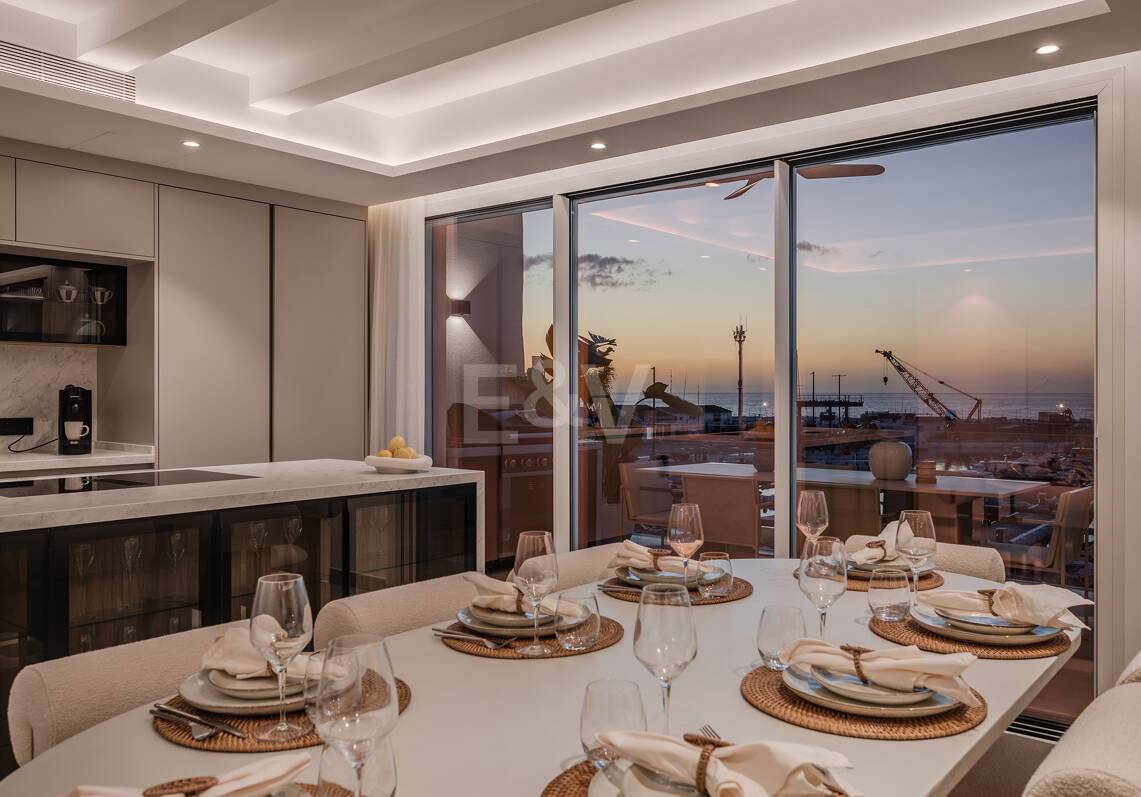 Lujoso Ático Dúplex en 1ª linea Puerto Banus con Vistas Panorámicas al mar