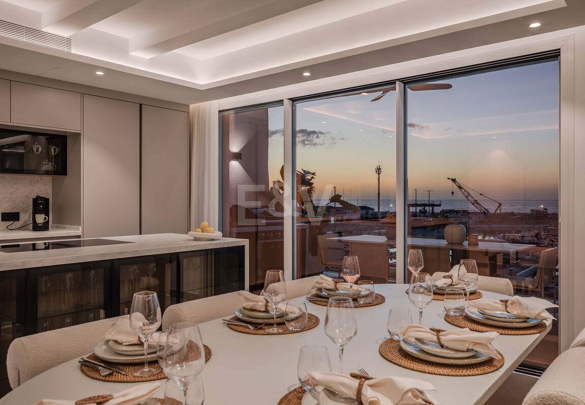 Lyxig Waterfront Duplex Penthouse i Puerto Banus med utsikt över hamnen