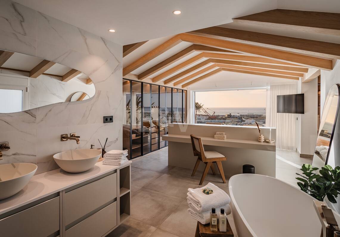 Lujoso Ático Dúplex en 1ª linea Puerto Banus con Vistas Panorámicas al mar