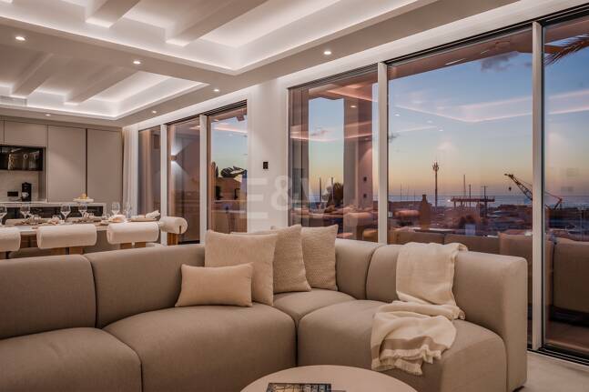 Lyxig Waterfront Duplex Penthouse i Puerto Banus med utsikt över hamnen