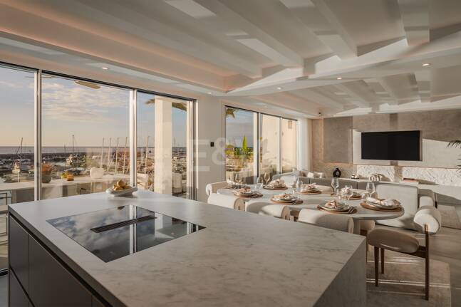 Lyxig Waterfront Duplex Penthouse i Puerto Banus med utsikt över hamnen
