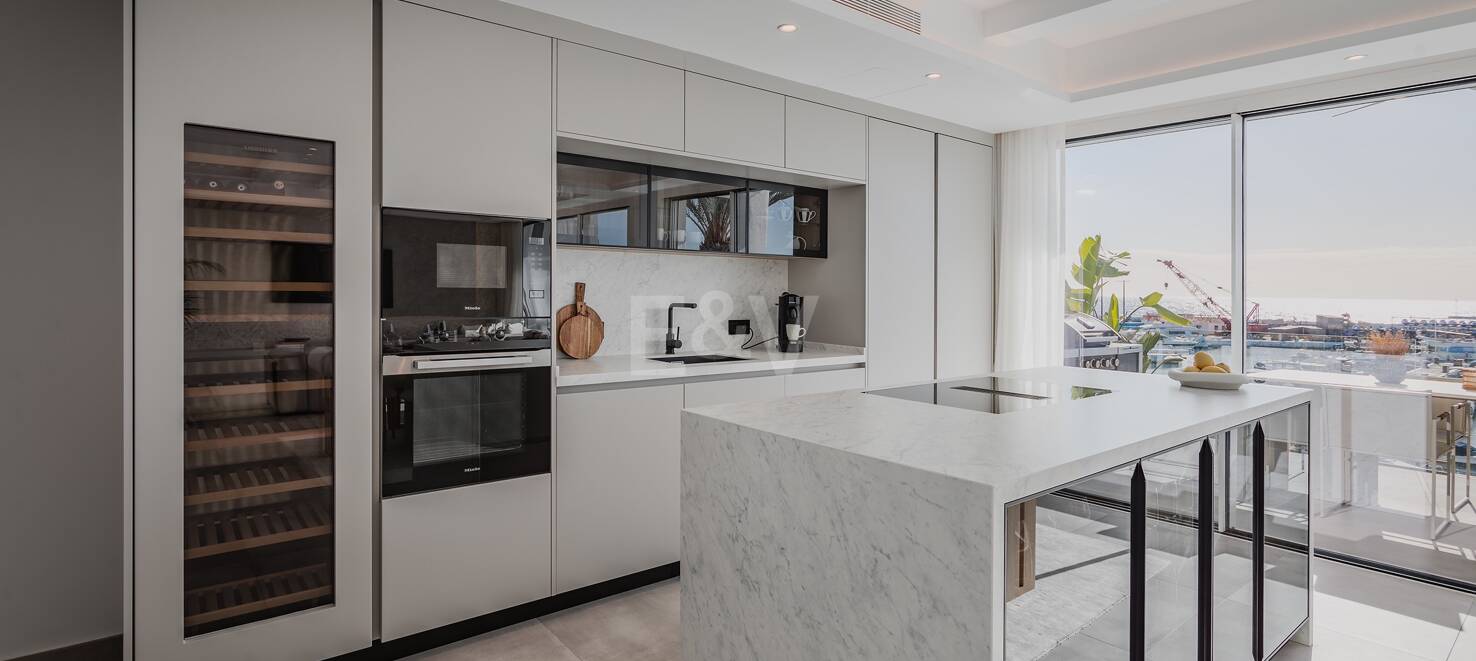 Lyxig Waterfront Duplex Penthouse i Puerto Banus med utsikt över hamnen