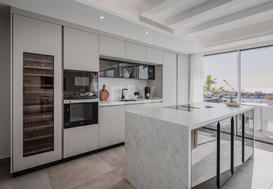 Lyxig Waterfront Duplex Penthouse i Puerto Banus med utsikt över hamnen