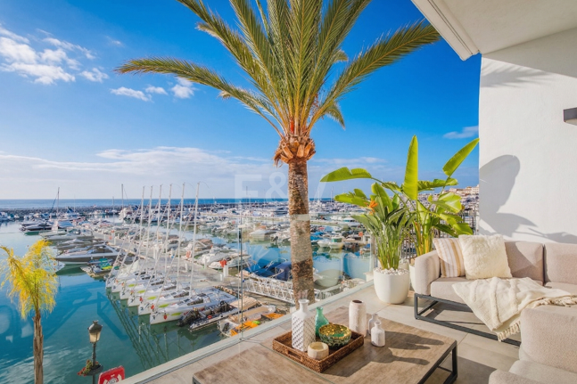 Lyxig Waterfront Duplex Penthouse i Puerto Banus med utsikt över hamnen