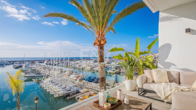 Lujoso Ático Dúplex en 1ª linea Puerto Banus con Vistas Panorámicas al mar