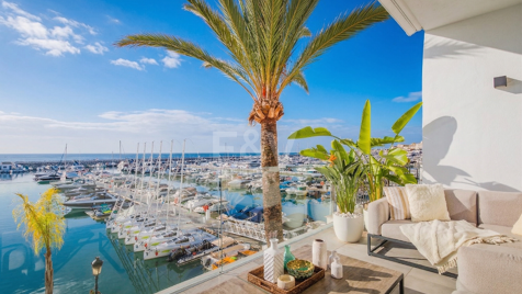 Lujoso Ático Dúplex en 1ª linea Puerto Banus con Vistas Panorámicas al mar