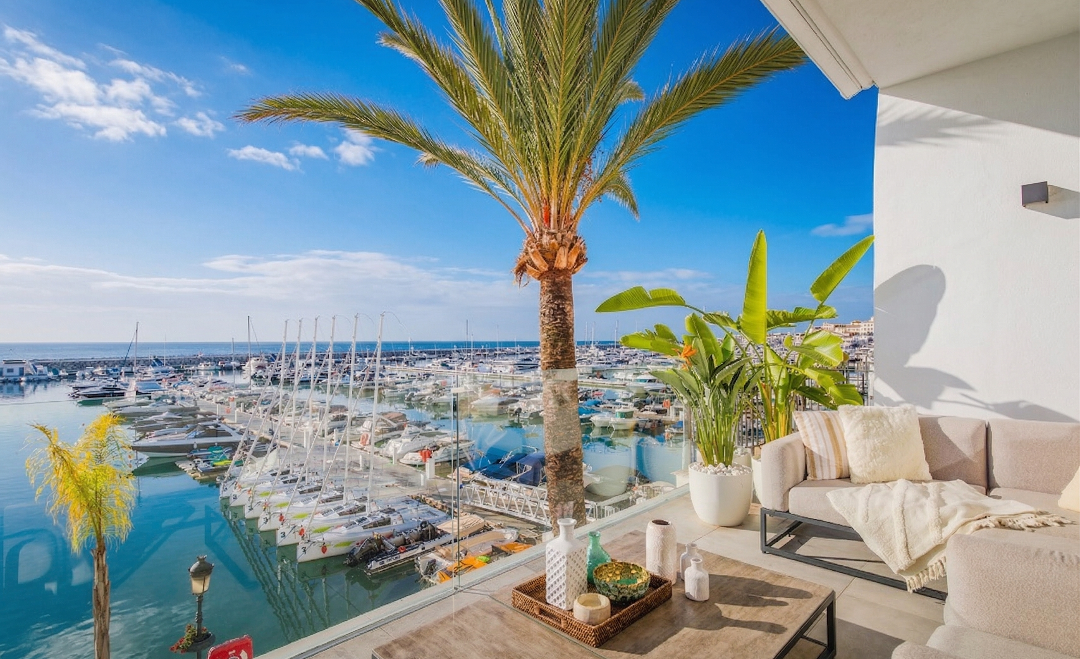 Luxuriöses Wasserfront-Duplex-Penthouse in Puerto Banus mit Hafenblick