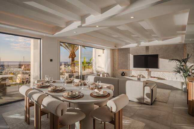 Lyxig Waterfront Duplex Penthouse i Puerto Banus med utsikt över hamnen