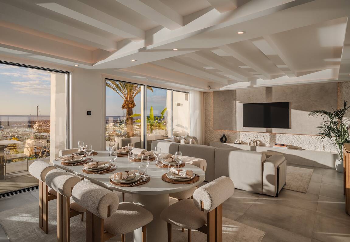Lyxig Waterfront Duplex Penthouse i Puerto Banus med utsikt över hamnen
