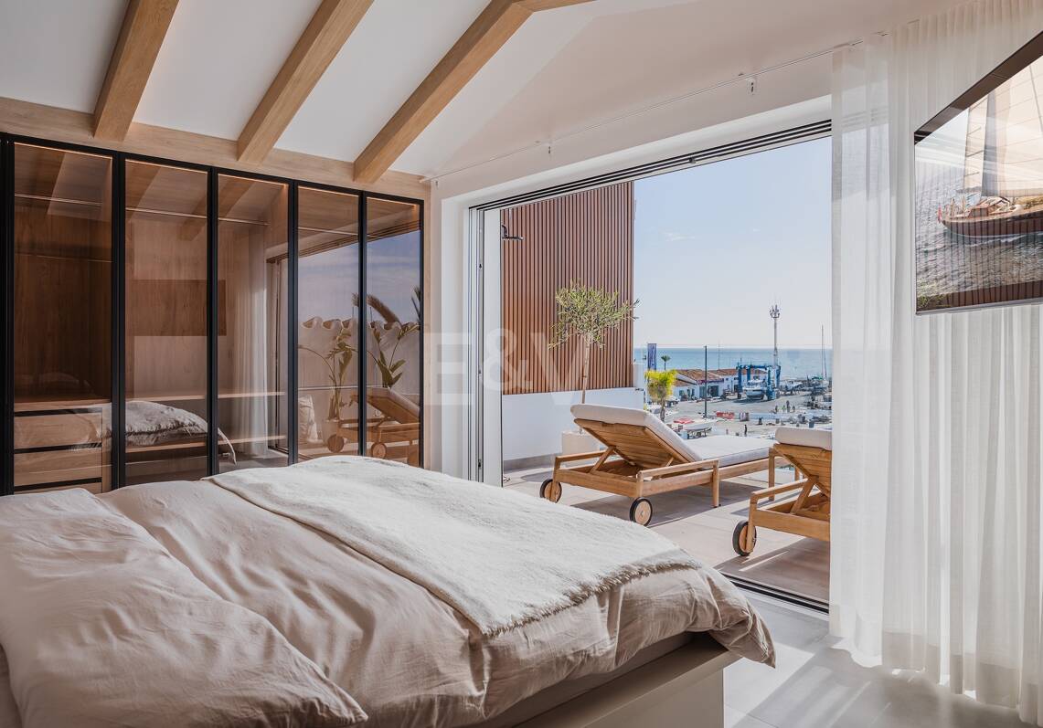 Lujoso Ático Dúplex en 1ª linea Puerto Banus con Vistas Panorámicas al mar