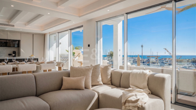 Lujoso Ático Dúplex en 1ª linea Puerto Banus con Vistas Panorámicas al mar