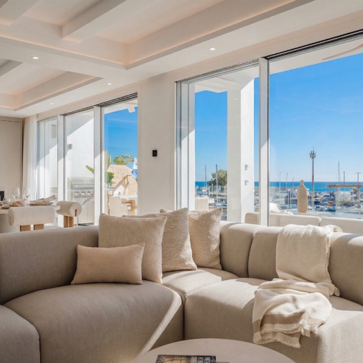 Lyxig Waterfront Duplex Penthouse i Puerto Banus med utsikt över hamnen