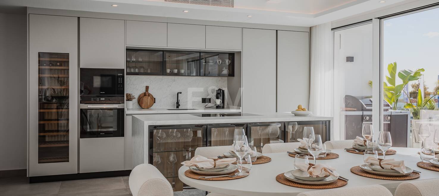 Lyxig Waterfront Duplex Penthouse i Puerto Banus med utsikt över hamnen