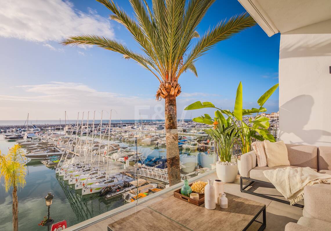 Lujoso Ático Dúplex en 1ª linea Puerto Banus con Vistas Panorámicas al mar