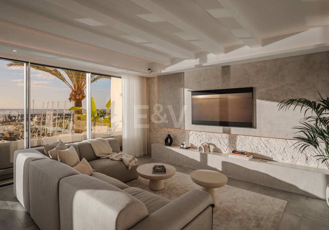 Lujoso Ático Dúplex en 1ª linea Puerto Banus con Vistas Panorámicas al mar