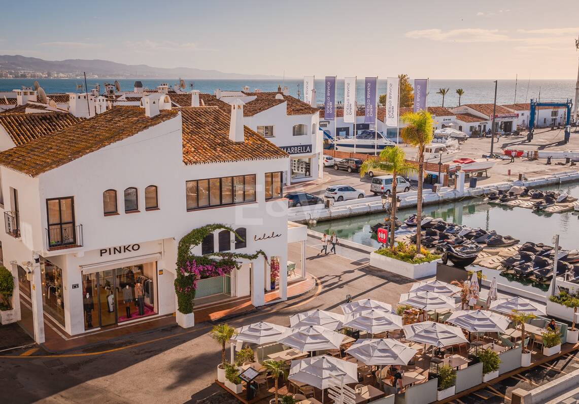Lujoso Ático Dúplex en 1ª linea Puerto Banus con Vistas Panorámicas al mar