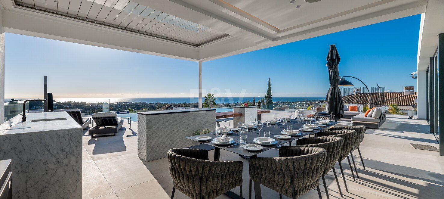 Moderne Designer-Villa mit Panoramablick auf das Meer, den Golfplatz und die Berge.