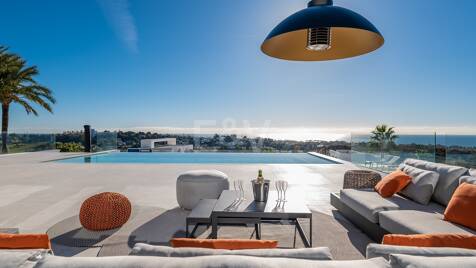Villa de diseño moderno con vistas panorámicas al mar, al campo de golf y a las montañas.