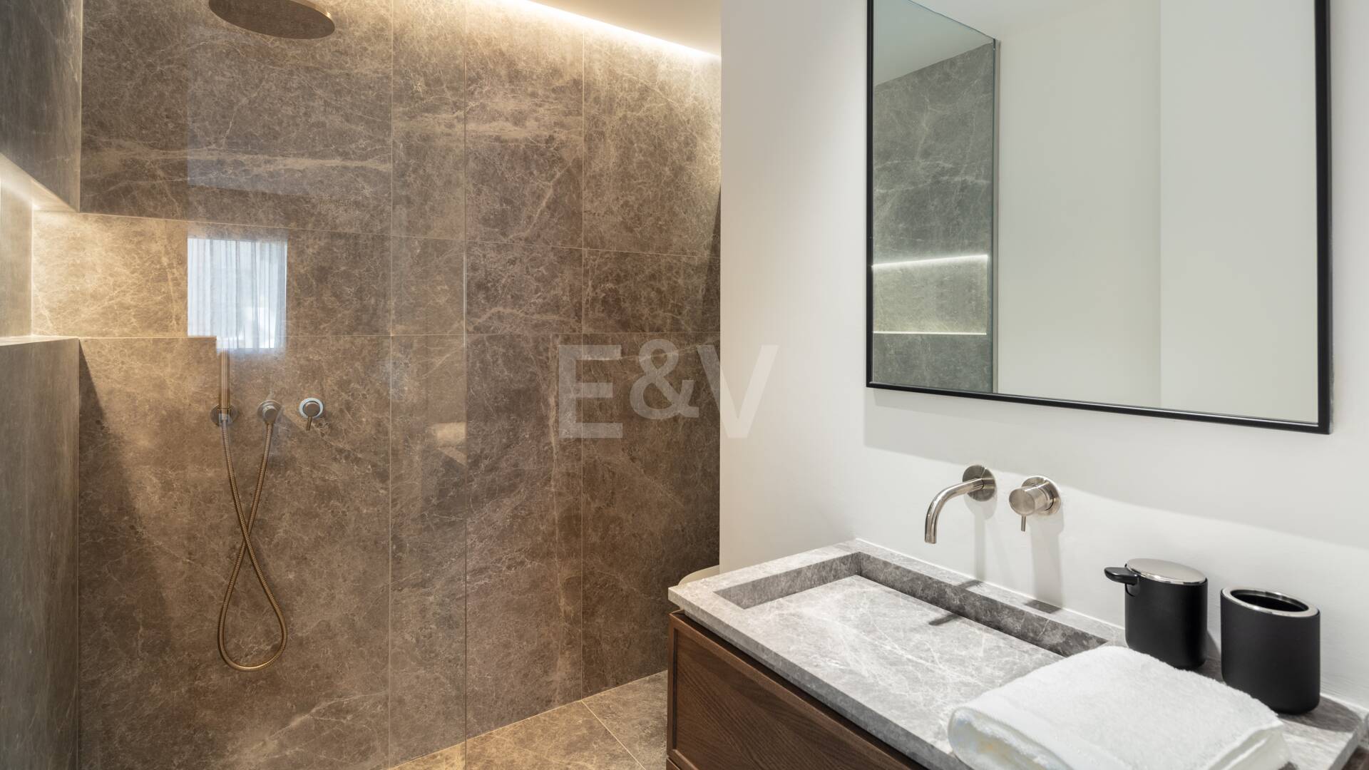 Exquisite Modern Design Apartment in Puente Romano