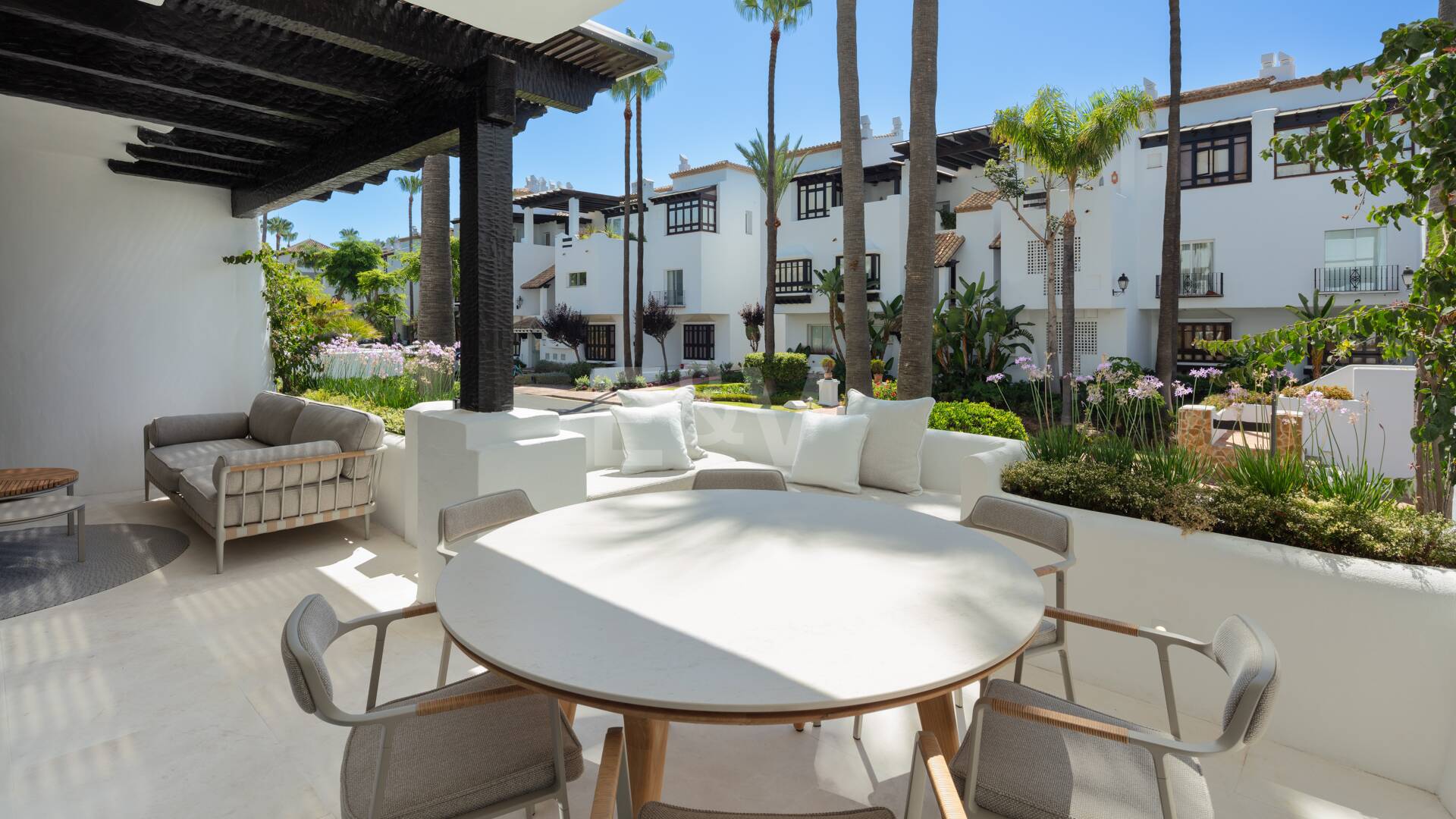 Exquisite Modern Design Apartment in Puente Romano