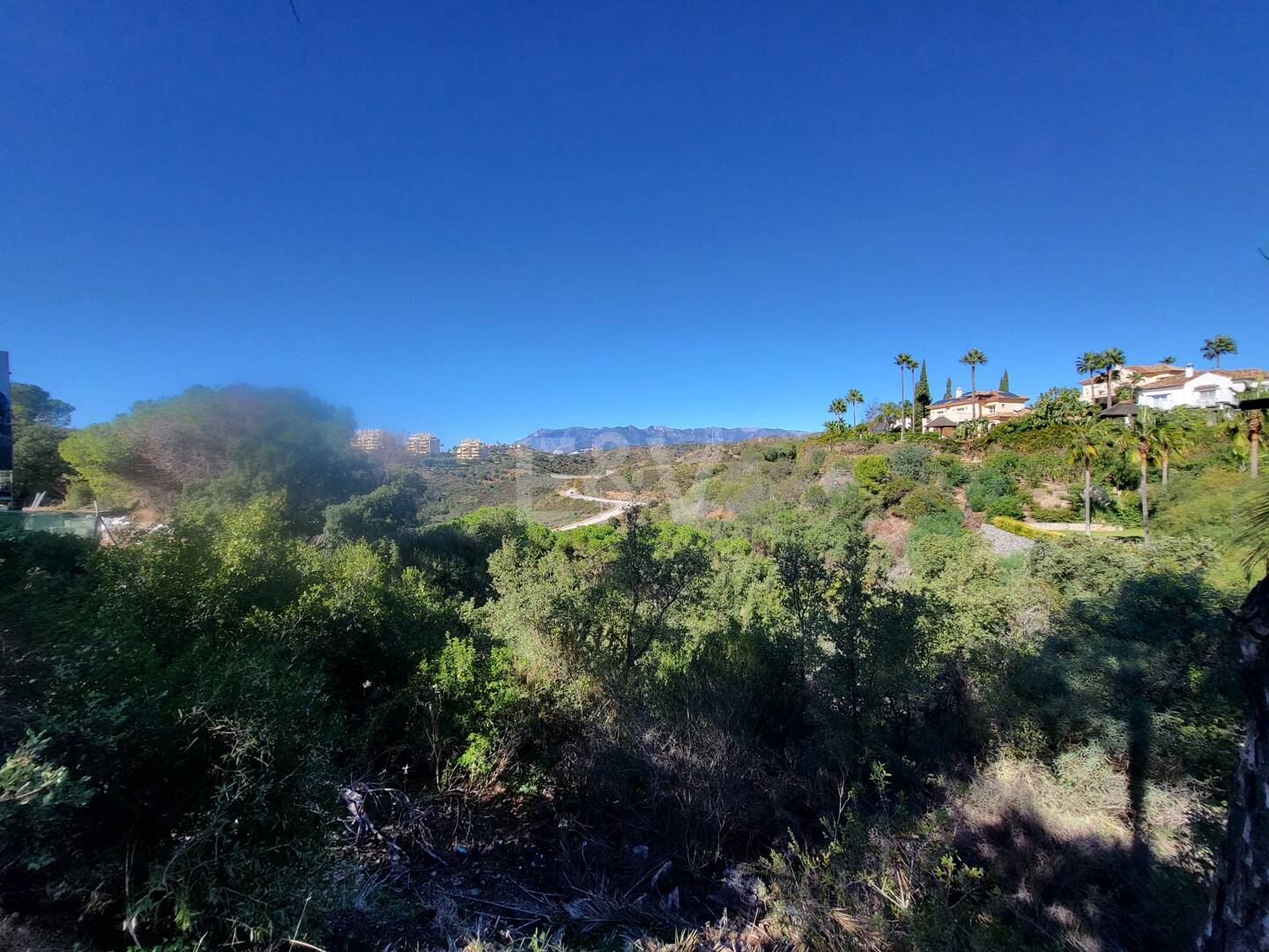 Rymlig tomt i Elviria med Panoramic Mountain Utsikt