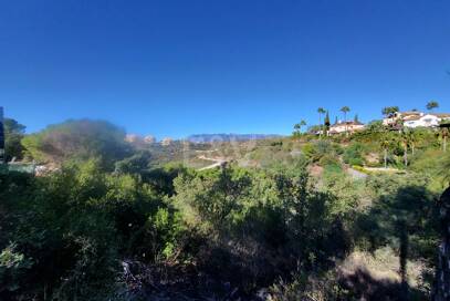 Geräumiges Grundstück in Elviria mit Panoramabergblick
