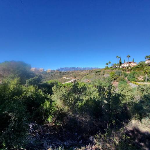 Geräumiges Grundstück in Elviria mit Panoramabergblick